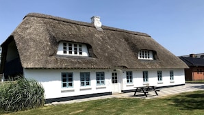 A white house with a thatched roof and multiple windows. - Schönes Ferienhaus in Strandnähe (Rødekro)