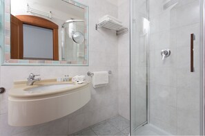 Standard Room | Bathroom | Shower, free toiletries, hair dryer, slippers - Hotel Imperiale (Cervia)