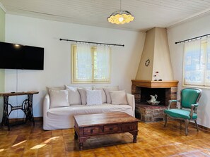 Televisión y chimenea 