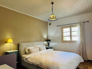 3 bedrooms, in-room safe, desk, iron/ironing board