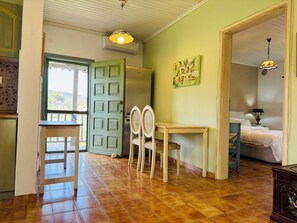 3 habitaciones, caja de seguridad en la habitación y escritorio 