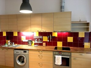 Departamento, 1 habitación, para no fumadores, vista al patio | Cocina privada | Parrilla de estufa, tetera eléctrica y plancha de cocina 