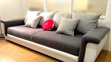 Standaard appartement, 1 slaapkamer, uitzicht op de binnenplaats | Woonruimte | Een 27-inch flatscreentelevisie met digitale zenders en ledtelevisie