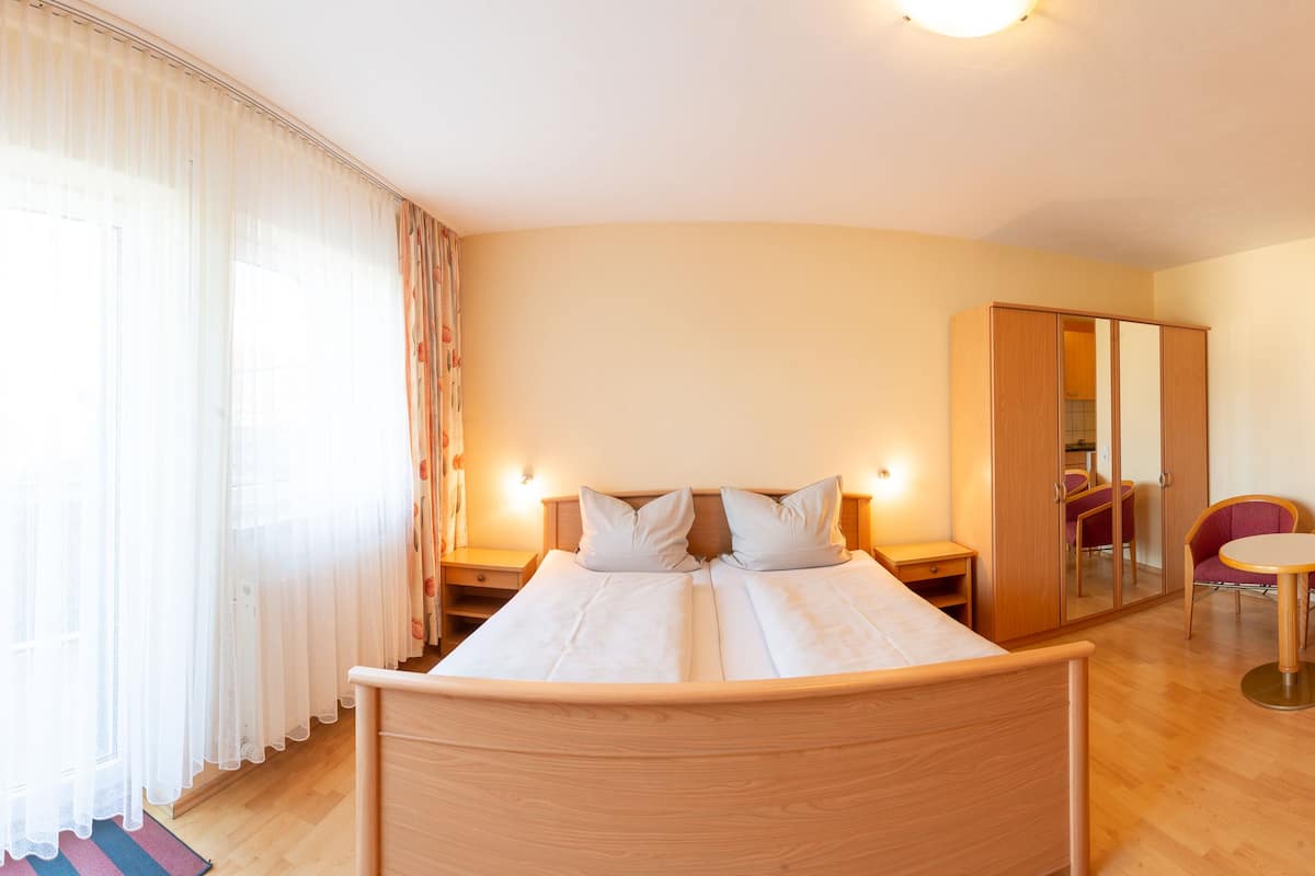Standard Studio Apartment with Balcony | Ilmainen Wi-Fi, vuodevaatteet