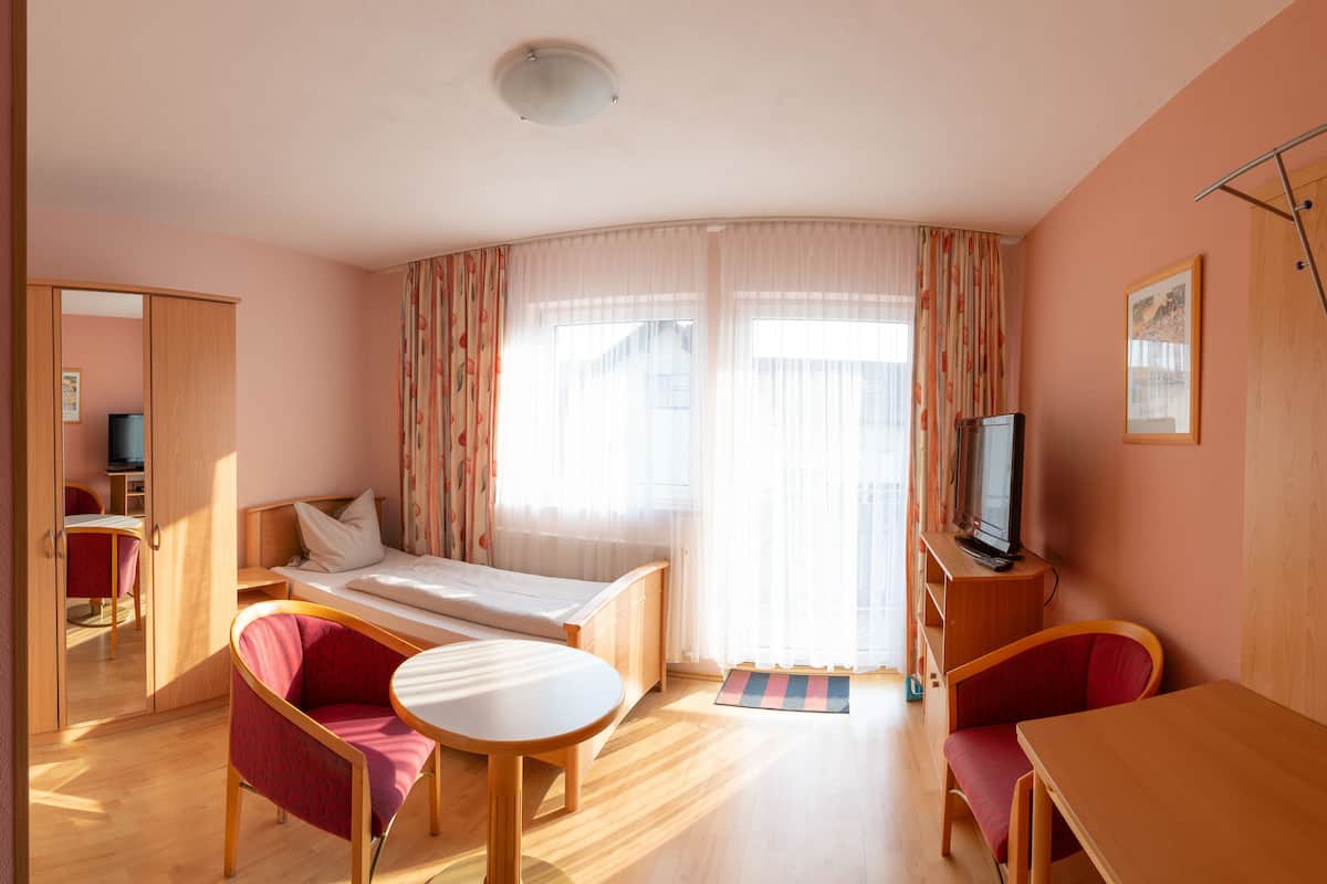 Yhden hengen deluxe-huone, parveke | Ilmainen Wi-Fi, vuodevaatteet