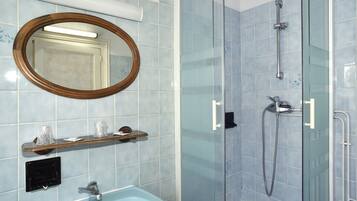 Family Room | Bathroom | Shower, free toiletries, towels