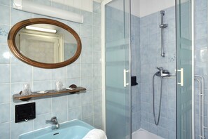 Habitación familiar | Baño | Regadera, amenidades de baño gratuitas, toallas