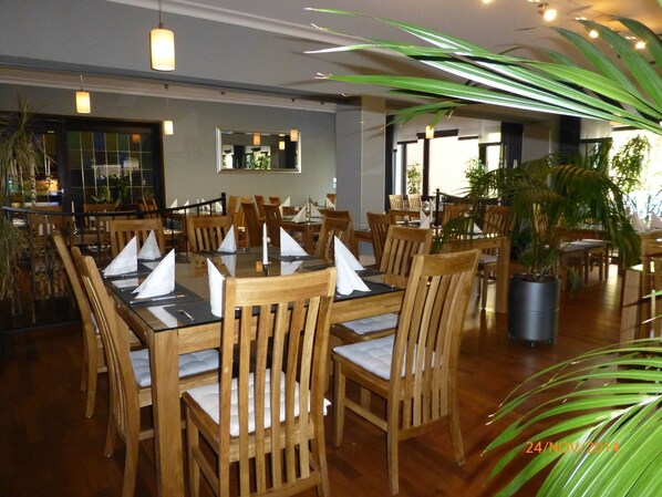 Café da manhã com buffet todos os dias (EUR 6 por pessoa) 