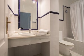 浴缸、吹风机、坐浴桶、毛巾