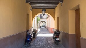 Un carreró estret pavimentat amb dues motocicletes aparcades a cada banda.