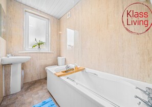 Baignoire, sèche-cheveux, serviettes fournies