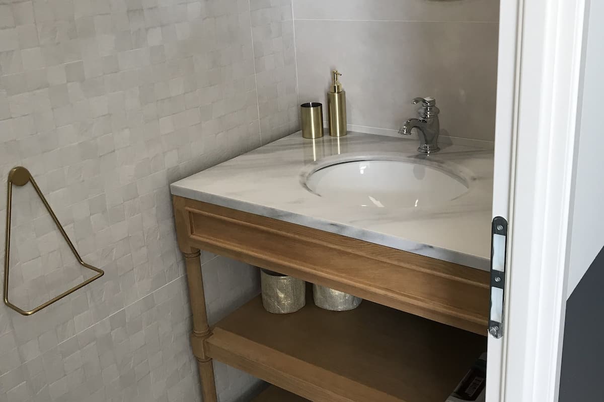 Bathroom sink
