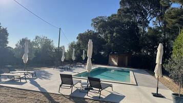 Piscine extérieure (ouverte en saison), parasols de plage