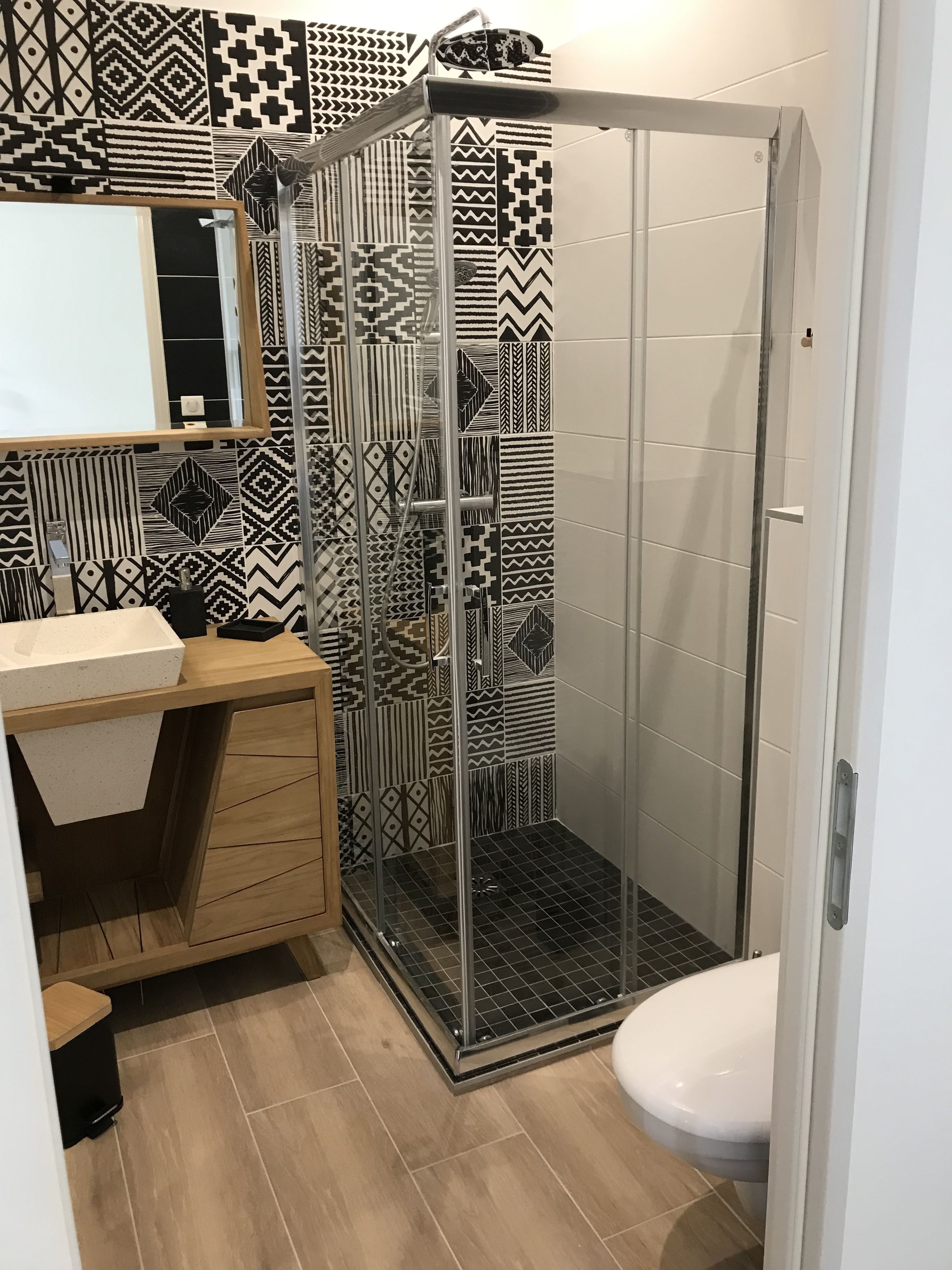 Een badkamer met een douche, een wastafel en een toilet.