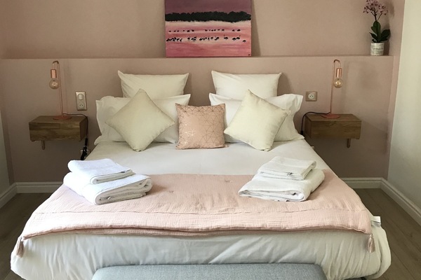 Kamar Double atau Twin, Bebas Asap Rokok (Poetic) | Didekorasi berbeda-beda dan dilengkapi dengan perabotan berbeda-beda