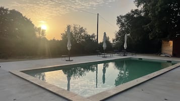 Außenpool (je nach Saison geöffnet), Sonnenschirme, Liegestühle
