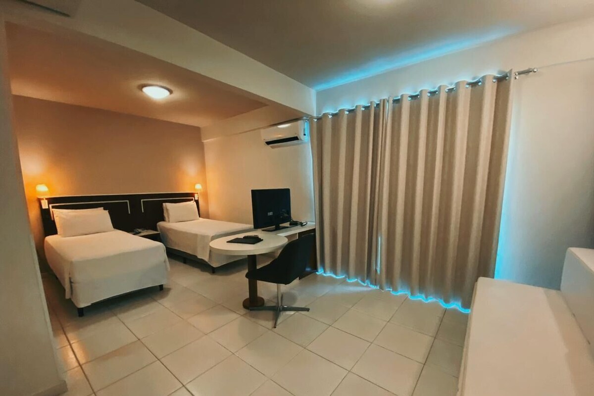 Minibar con artículos gratuitos, escritorio y cortinas blackout 