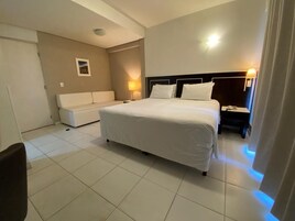 Quarto casal luxo | Frigobar (abastecido com itens grátis), escrivaninha, cortinas blackout