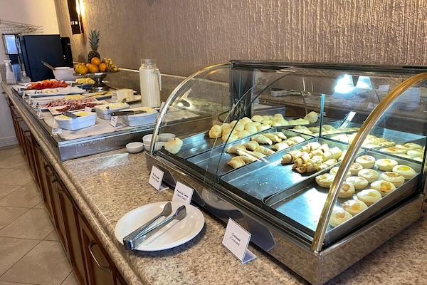 Café da manhã com buffet grátis todos os dias