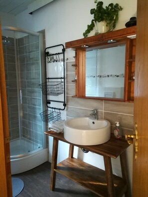 Een douche, een haardroger, handdoeken, zeep