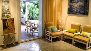 Lobby sitting area - Hotel Meridiana (Campo nell'Elba)