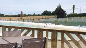 Seasonal outdoor pool, pool umbrellas, sun loungers