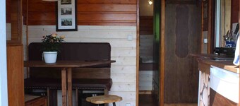 Vagone storico del circo nel paesaggio idilliaco e nella tranquillità