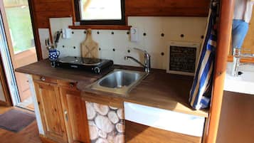 Refrigerador, parrilla de estufa, cafetera y tetera y tetera eléctrica