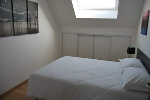 3 chambres, bureau, fer et planche à repasser, lit parapluie