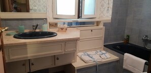 Ensemble douche/baignoire, sèche-cheveux, bidet, serviettes fournies