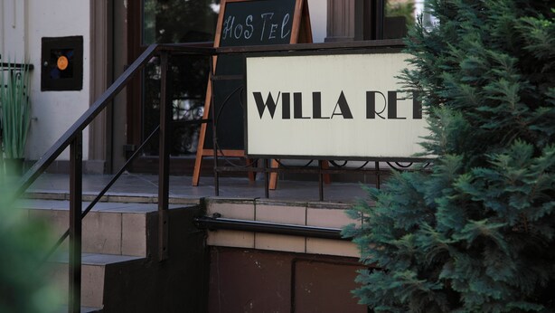 Un letrero que dice 'WILLA RETT' con un letrero que indica 'HOSTEL' encima.