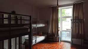 Dormitório compartilhado básico, em dormitório misto (#5) | Ferros/tábuas de passar roupa, Wi-Fi de cortesia, roupa de cama