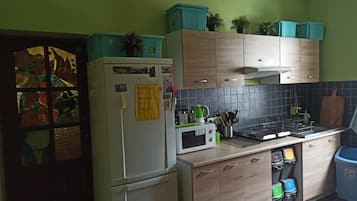 Ísskápur, örbylgjuofn, bakarofn, kaffivél/teketill