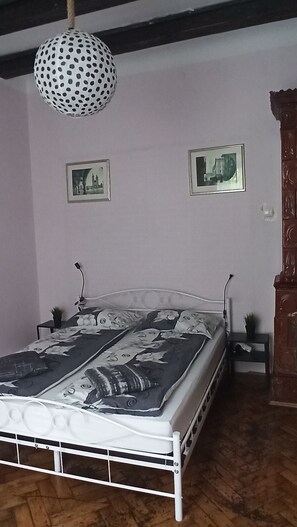 Basic Double Room, City View (#1) | Iron/ironing board, free WiFi, bed sheets - Willa Retro hostel (Kraków)