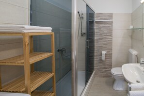 Regadera, secadora de cabello, toallas, jabón 