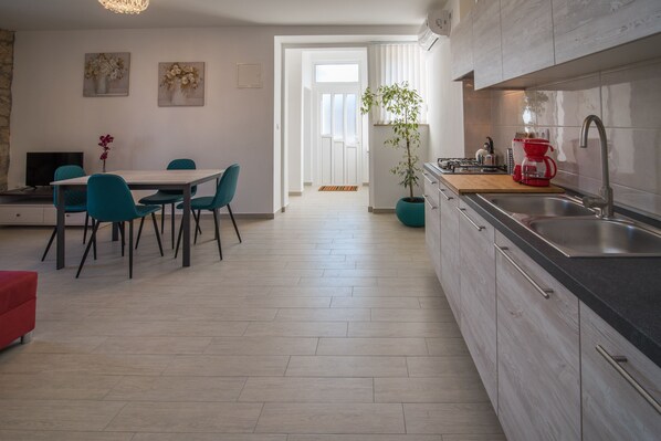 Fridge, microwave, oven, stovetop