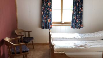 Twin Room, Private Bathroom | Desk, free cribs/infant beds, bed sheets