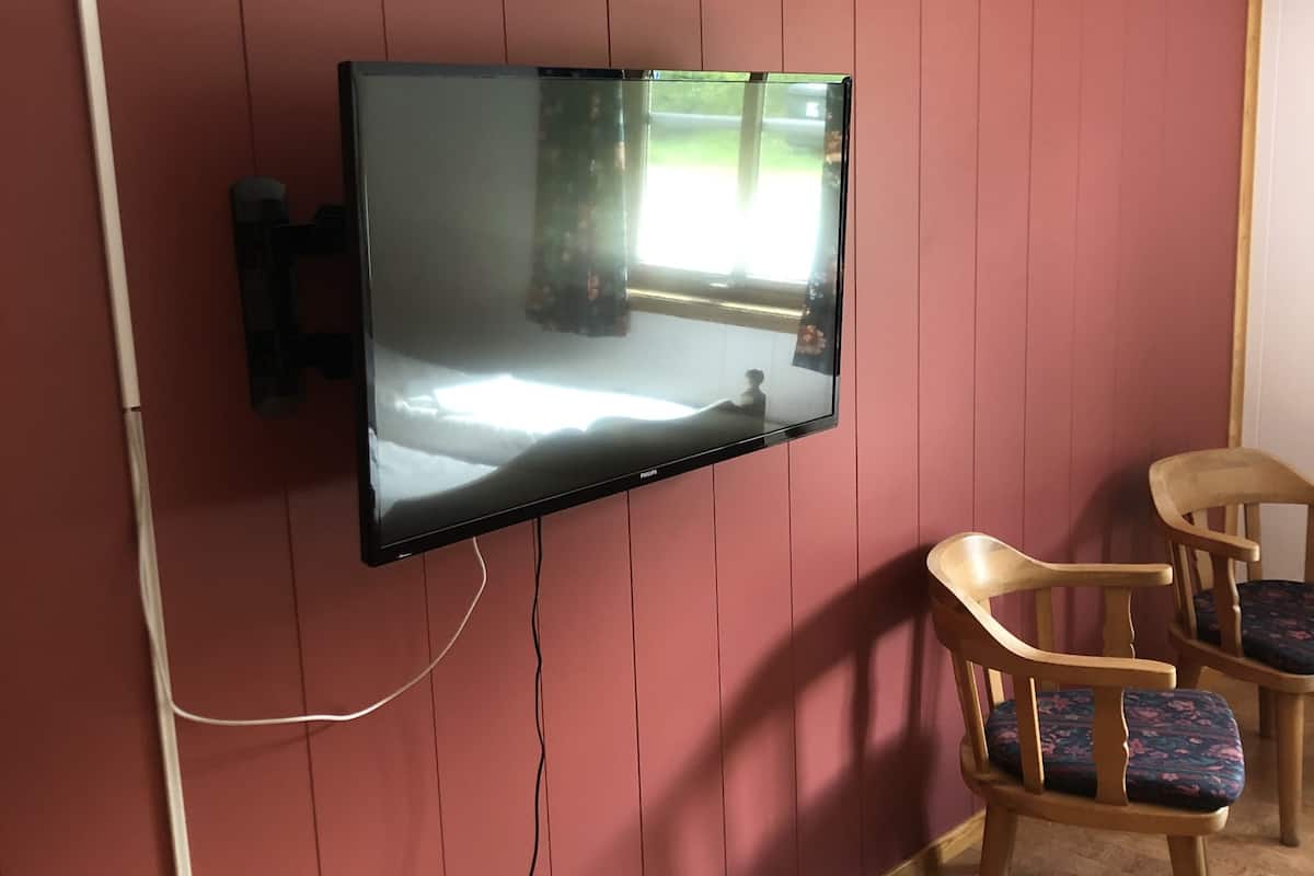 Desk, free cribs/infant beds, bed sheets