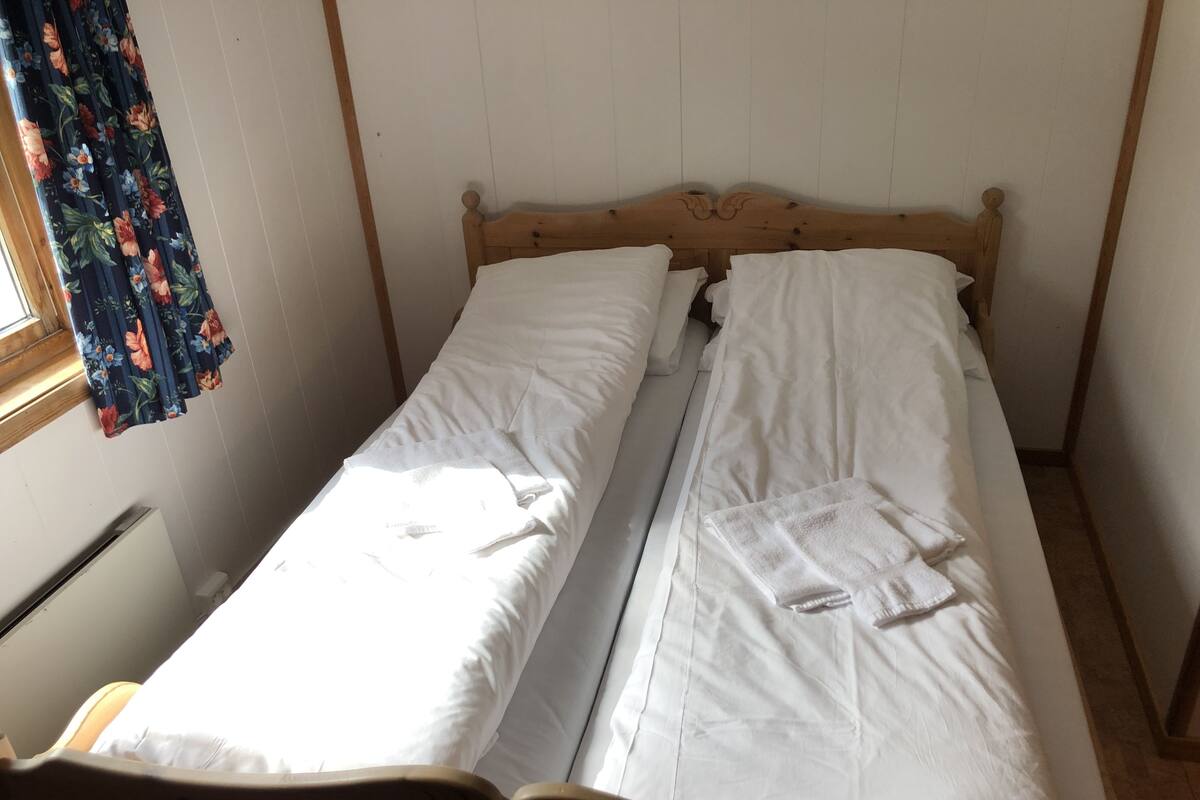Twin Room, Private Bathroom | Meja, katil bayi/kot (percuma), cadar katil 