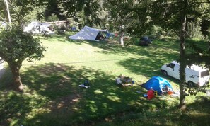 A campsite with tents, a van, and a picnic table. - Camping du Pré Coulet (Saint-Pierreville)