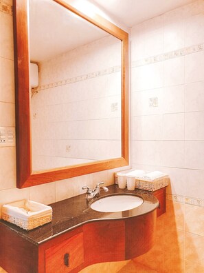 Haartrockner, Handtücher, Seife, Shampoo