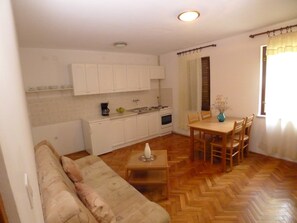 Apartment (1 Bedroom) | Eigene Küche | Kühlschrank, Ofen, Reinigungsartikel