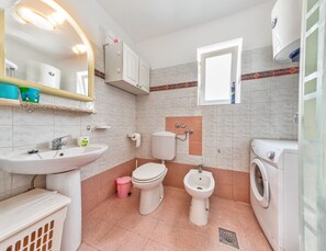 Villa (2 Bedrooms) | Badezimmer | Dusche, Handtücher, Seife, Shampoo