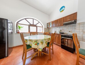 Villa (2 Bedrooms) | Cuisine privée | Four, cafetière/bouilloire, batterie de cuisine, vaisselle et ustensiles