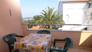 Apartment (2 Bedrooms) | Balcony