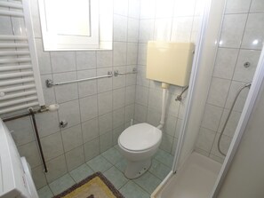 อพาร์ทเมนท์ (2 Bedrooms) | ห้องน้ำ | ฝักบัว, ของใช้ในห้องน้ำฟรี, ผ้าเช็ดตัว, สบู่