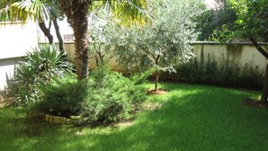 A well-maintained garden with a variety of plants and a lawn. - Six Person Apartment With 2 Bedrooms Near the Beach in Pjescana Uvala (Medulin)