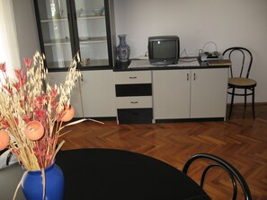 A small kitchen with a TV, a vase with dried plants, and a chair. - Six Person Apartment With 2 Bedrooms Near the Beach in Pjescana Uvala (Medulin)