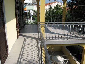 A balcony with a metal railing, a small table, and a chair. - Six Person Apartment With 2 Bedrooms Near the Beach in Pjescana Uvala (Medulin)