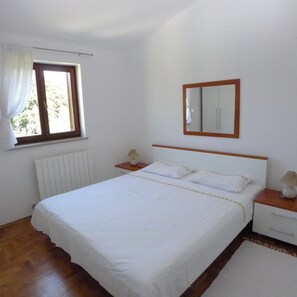 2 bedrooms, desk, WiFi, bed sheets